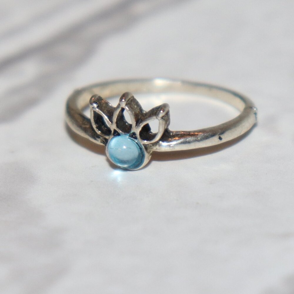 💙 Beautiful Silver Ring with Blue Gem Rhinestone – Size 5.5 Cool Sparkle ·